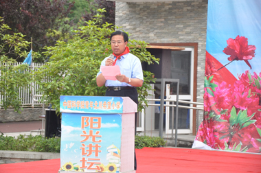 aoa官方入口集团工会副主席战桂华在助学活动仪式上发言