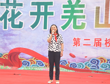 北川县政协副主席陆桂琼在助学活动仪式上讲话