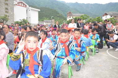 曲山镇小学穿着民族服装的孩子们